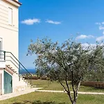 Gustav Retreat Villa Goumeika